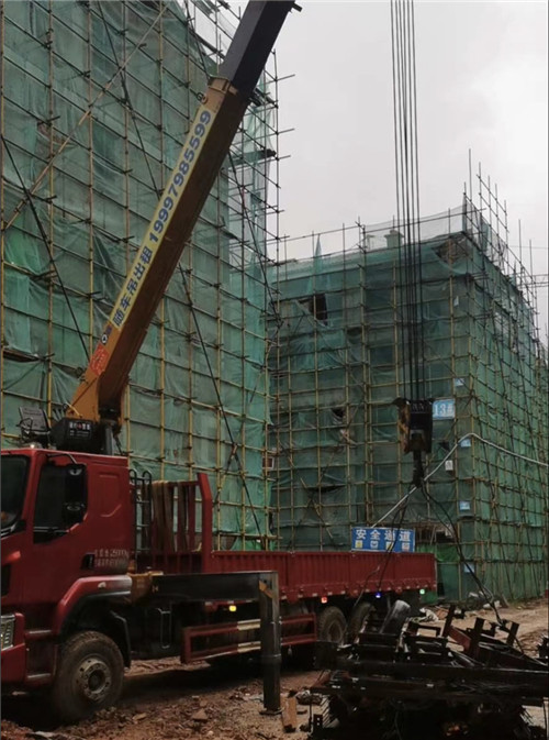 靖宇县“慢工细活”—— 吊车的 “微动控制” 技术